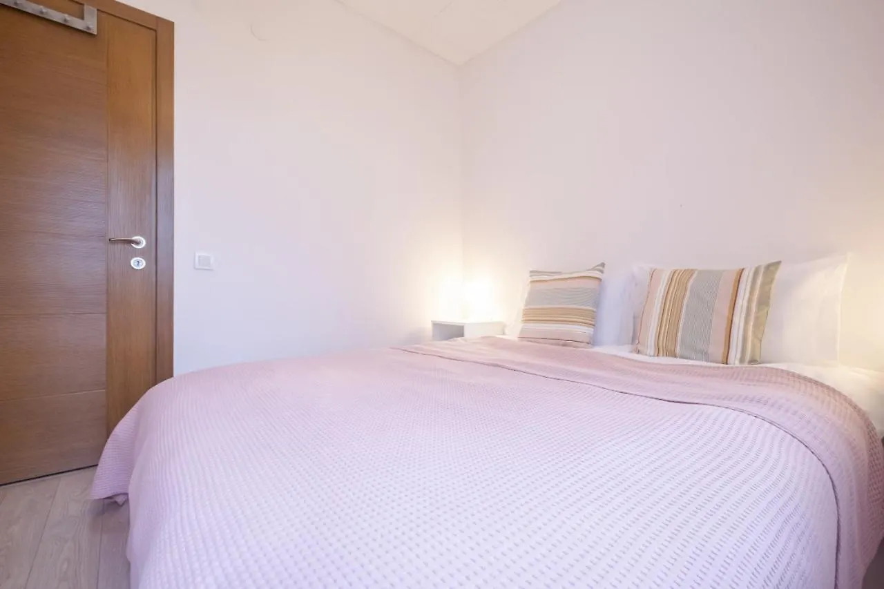Flat With Balcony Near Bull Statue In Kadikoy Apartment Istanbul